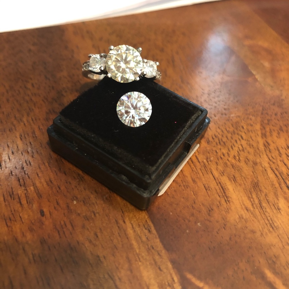 D vs DEF Moissanite - Picture 3 of 12